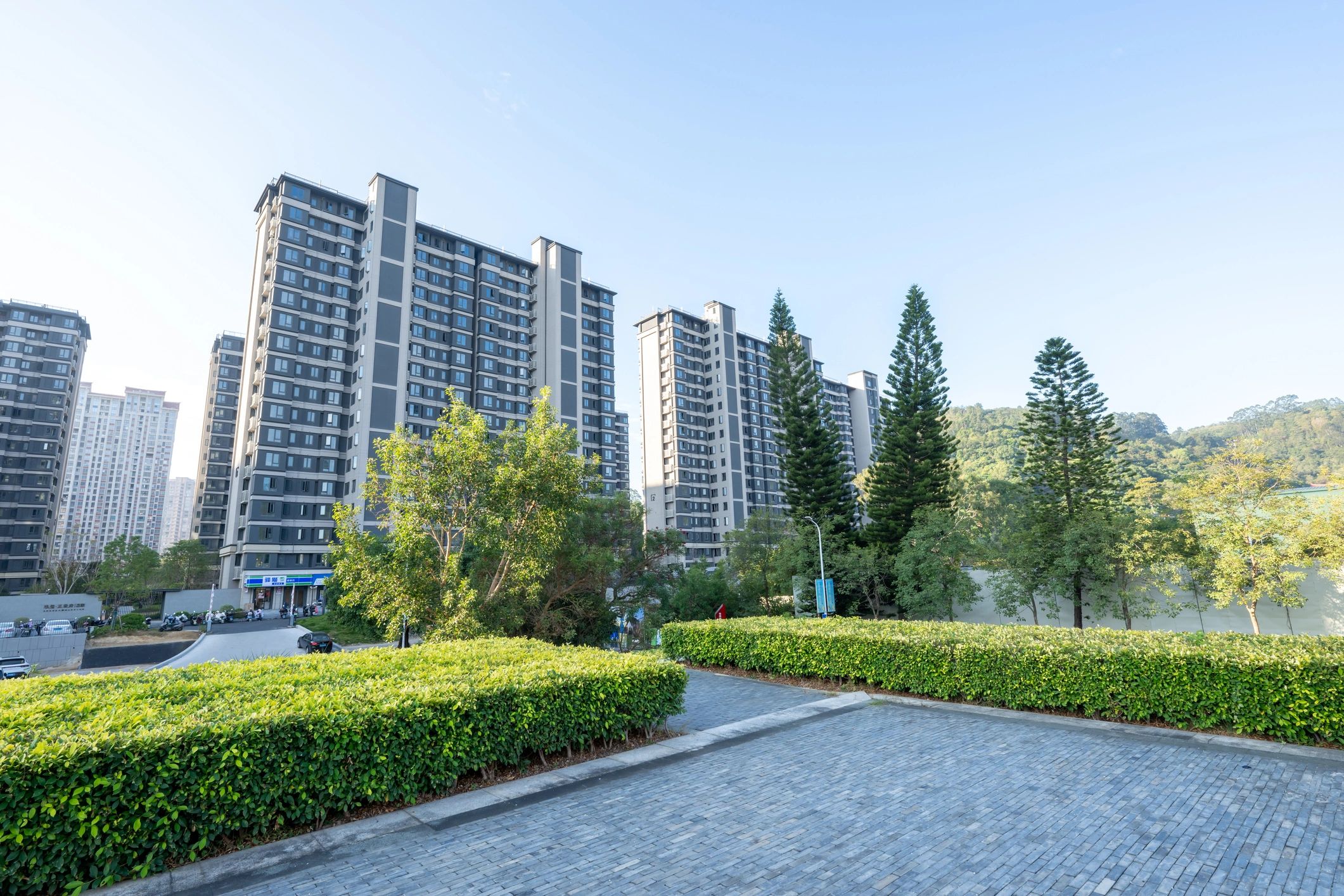Residential community entrance plaza
